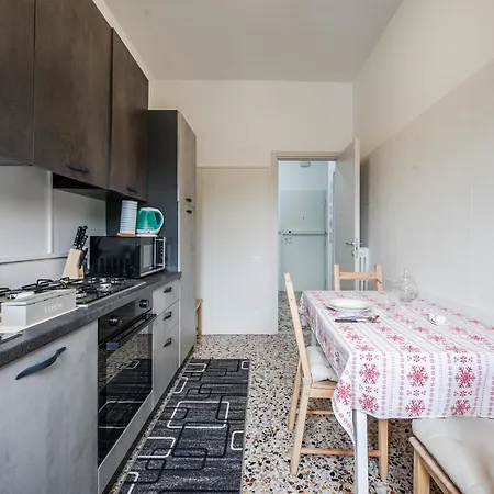 ゲストハウス Smart Near Policlinico & Center