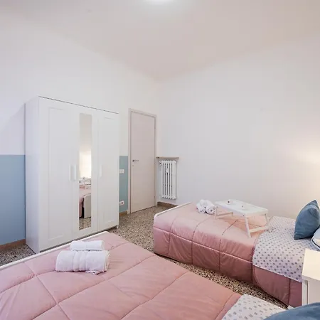 Smart Near Policlinico & Center ゲストハウス モデナ